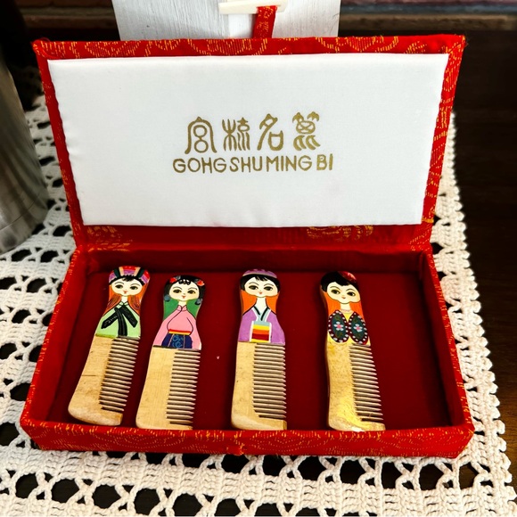 Gong Schuming Bi Other - Vintage Hand-Painted Wooden Changzhou Combs Set - Multicolor